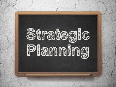 İş kavramı: stratejik planlama kara tahta arka plan üzerinde