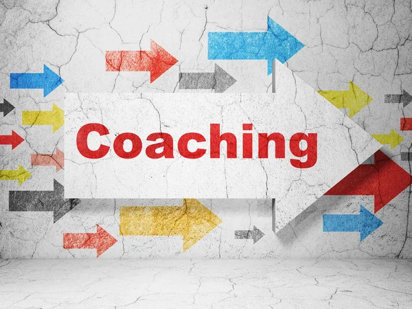 Studienkonzept: Pfeil mit Coaching auf Grunge-Wand Hintergrund — Stockfoto