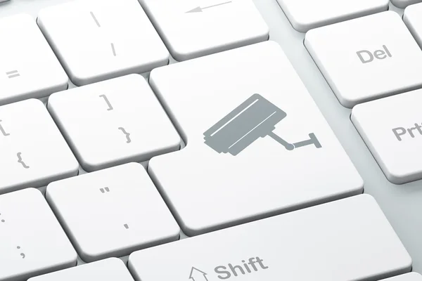 保护的概念: 计算机键盘背景上的闭路电视摄像机 — 图库照片