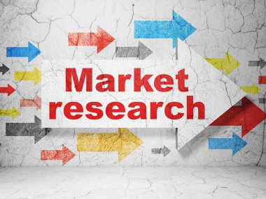 Pazarlama kavramı: grunge duvar arka plan üzerinde pazar araştırması ile ok