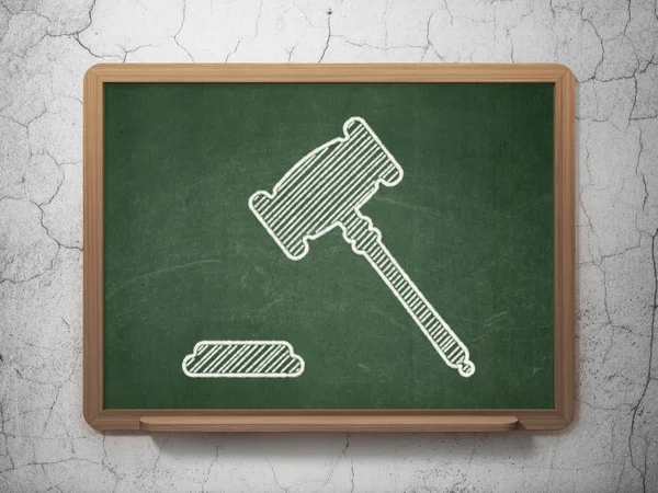 Gesetzeskonzept: Hammer auf Kreidetafel-Hintergrund — Stockfoto