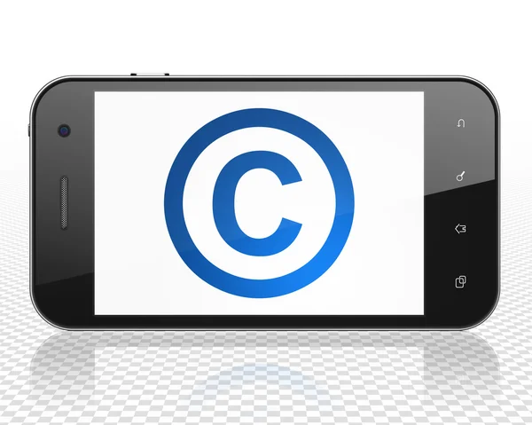 Понятие закона: Смартфон с авторским правом на дисплее — стоковое фото