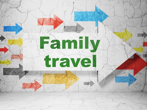 Концепція подорожі: стрілка з сім'єю Подорож на гранжевому фоні стіни — стокове фото