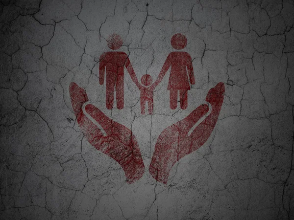 Insurance concept: Family And Palm on grunge wall background — 图库照片