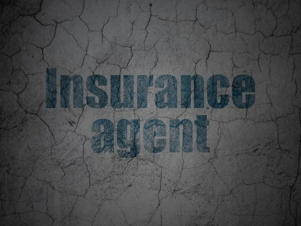 Versicherungskonzept: Versicherungsvertreter vor Grunge-Hintergrund — Stockfoto