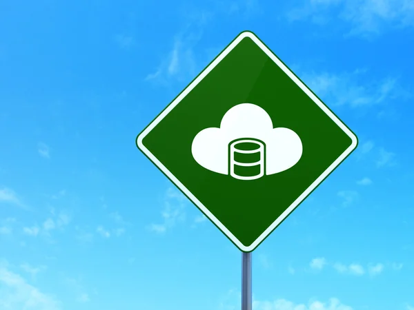 Conceito do banco de dados: Banco de dados com nuvem no fundo do sinal de estrada — Fotografia de Stock