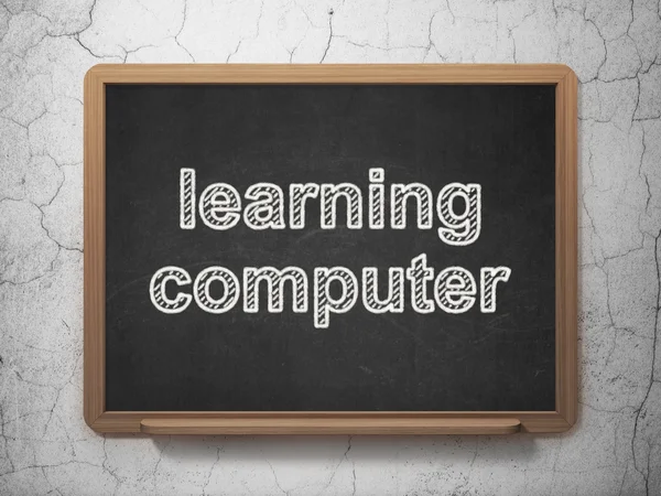 Koncepcja kształcenia: komputer uczenia się na tle tablica — Zdjęcie stockowe