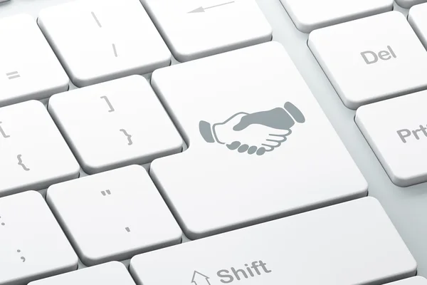 Conceito de negócio: aperto de mão no fundo do teclado do computador — Fotografia de Stock