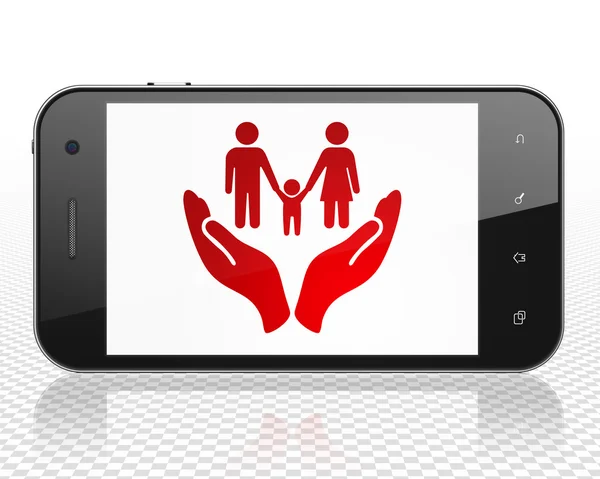 Концепція страхування: Смартфон із сім'єю та пальмою на дисплеї — стокове фото