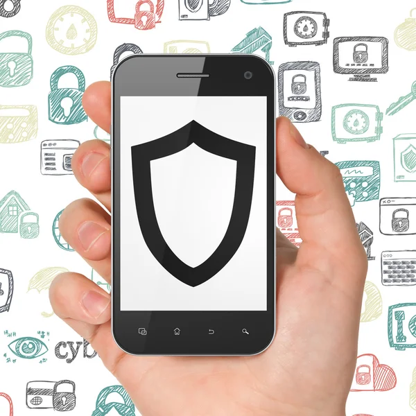 Concepto de privacidad: Smartphone de mano con escudo contorneado en pantalla —  Fotos de Stock
