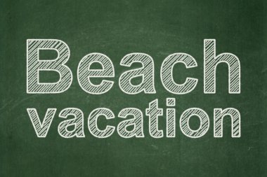 Seyahat kavramı: Kara tahta arka plan üzerinde Beach Tatil