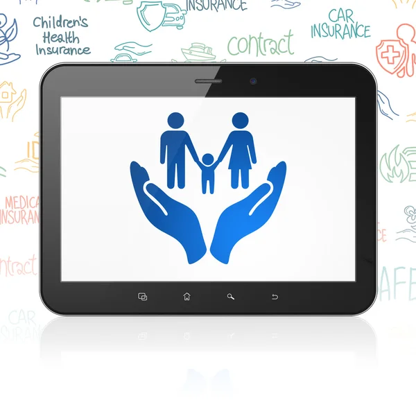 Conceito de seguro: Tablet Computador com família e palma na exposição — Fotografia de Stock