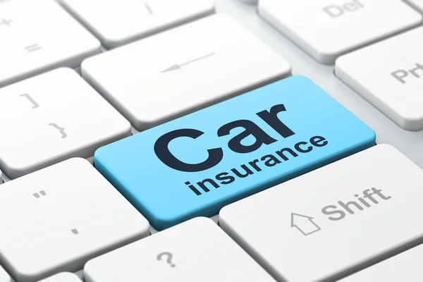 Концепция страхования: страхование автомобиля на фоне клавиатуры компьютера — стоковое фото