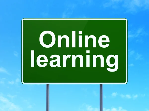 Concepto de educación: aprendizaje en línea en el fondo de la señal vial —  Fotos de Stock