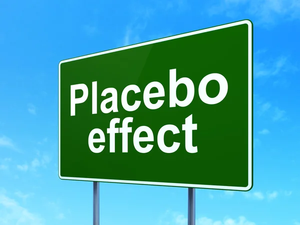 Концепція здоров'я: ефект плацебо на фоні дорожнього знаку — стокове фото
