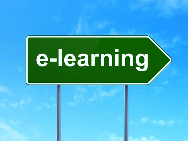 Concepto de estudio: E-learning on road sign background — Foto de Stock