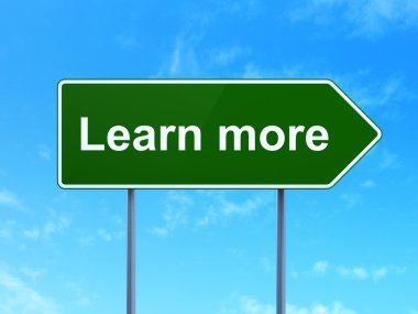 Eğitim kavramı: daha çok üzerinde yol işareti arka plan öğrenmek