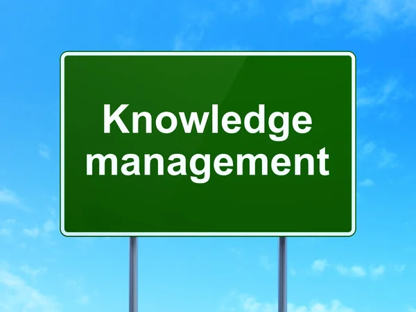 Conceito de aprendizagem: Knowledge Management on road sign background — Fotografia de Stock