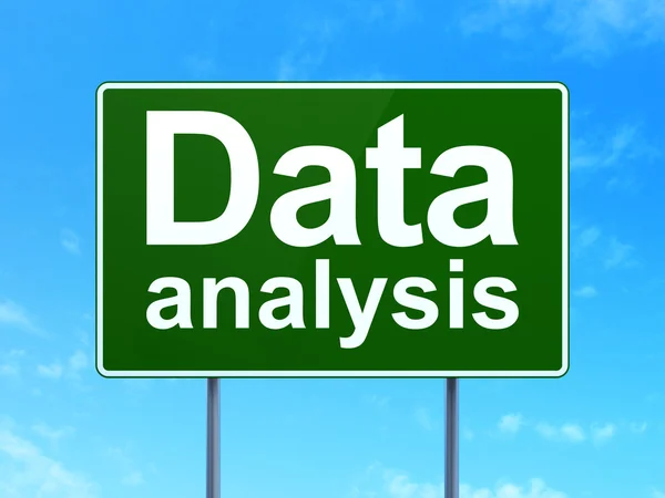 Concepto de datos: Análisis de datos en el fondo de la señal vial — Foto de Stock