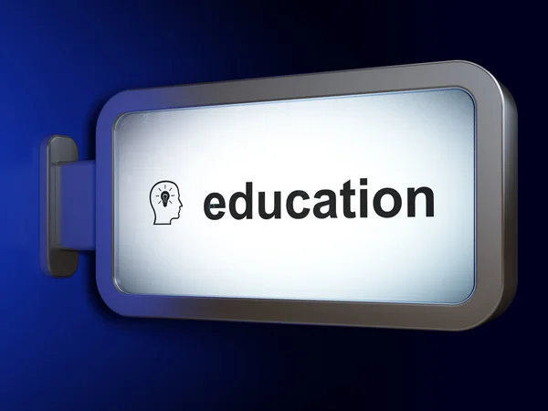 Концепция обучения: Образование и голова с лампочкой на фоне рекламного щита — стоковое фото