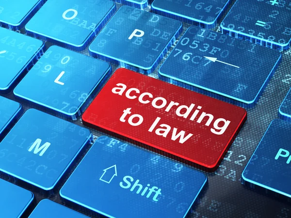 Понятие закона: В соответствии с законом на фоне компьютерной клавиатуры — стоковое фото