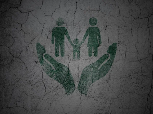 Insurance concept: Family And Palm on grunge wall background — Stok fotoğraf