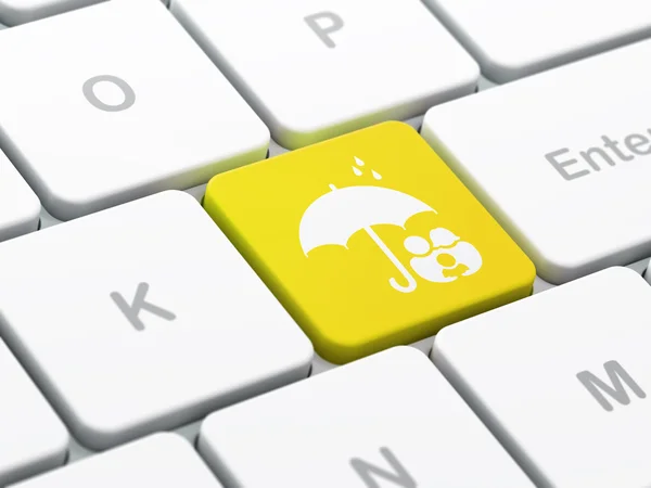 Bezpečnostní koncepce: rodina a deštník na pozadí klávesnice počítače — Stock fotografie