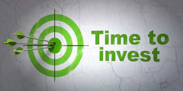 Conceito de tempo: alvo e tempo para investir no fundo da parede — Fotografia de Stock