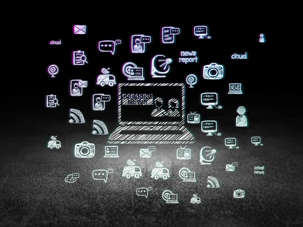 Nyheter koncept: Breaking News på Laptop i grunge mörkt rum — Stockfoto