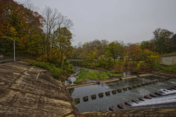 Wasserfallblick Mit Herbstbäumen Lake Roland Park Baltimore Maryland Usa — Stockfoto