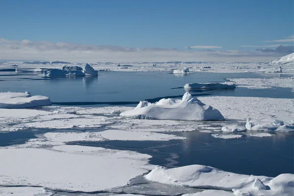 Dondurulmuş okyanus ve Buzdağı Antarktika Yarımadası'nda, yakındaki bir kış — Stok fotoğraf