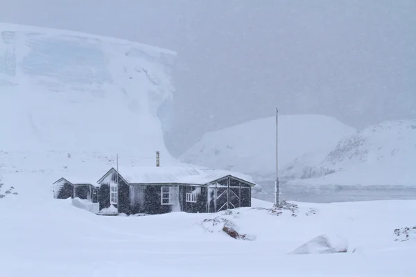 Staré antarktická výzkumná stanice během padající sníh — Stock fotografie