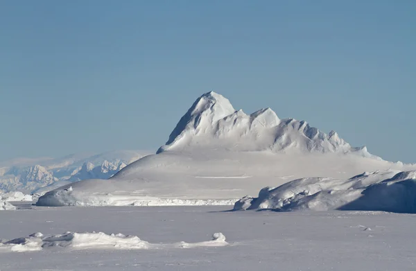 Pirámide prominente iceberg congelado en invierno Aguas antárticas —  Fotos de Stock