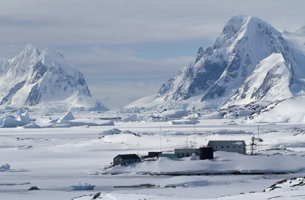 Naukowa stacja antarktyczna zimowy dzień na tle góry — Zdjęcie stockowe