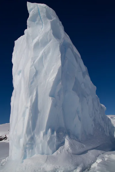 Punta dell'iceberg nelle acque antartiche giornata invernale ghiacciata — Foto Stock