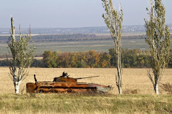 Fante bruciata veicolo da combattimento tra gli alberi — Foto Stock