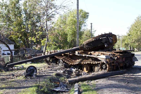 Tanques ucranianos foram destruídos na aldeia Stepanivka Fotos De Bancos De Imagens