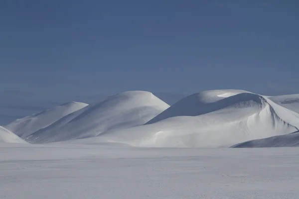 Beringeiland heuvels bedekt met sneeuw op een zonnige dag — Stockfoto