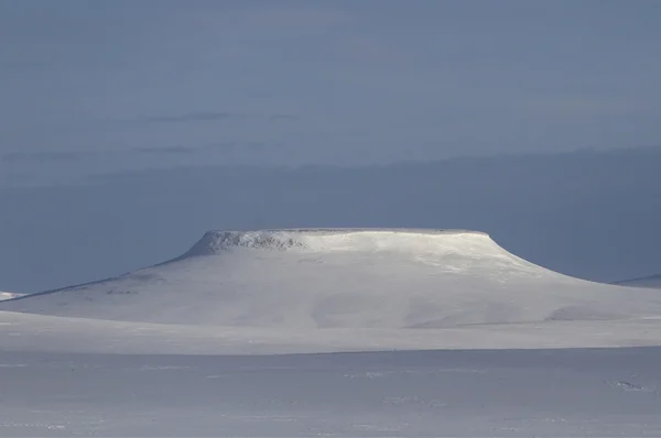 Mesa auf bering insel wintertag — Stockfoto