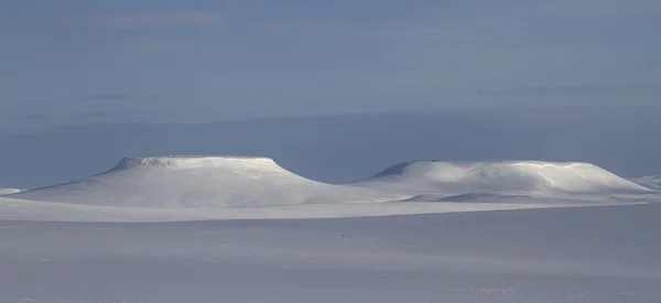 Panorama de invierno mesas en la isla de Bering día de invierno —  Fotos de Stock