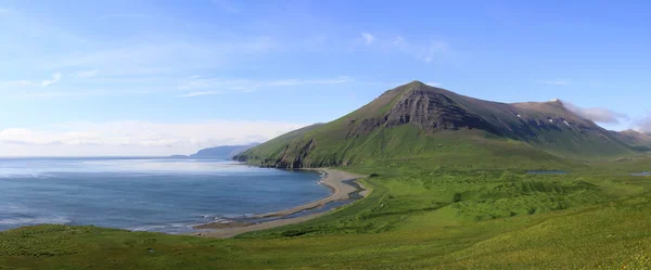 Panorama do dia de verão da Baía de Lisinski Bering Island — Fotografia de Stock