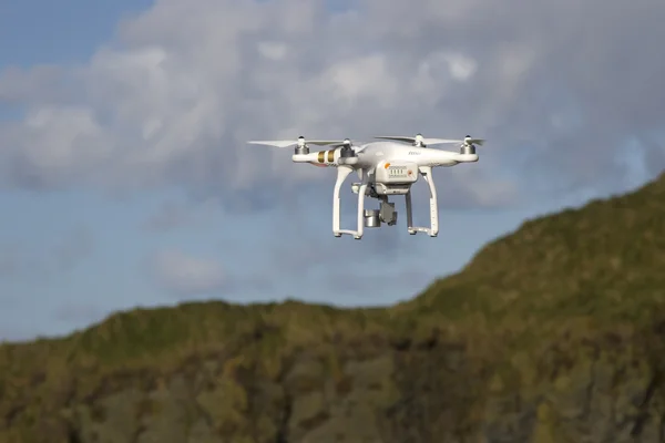 青い空を飛んでいるカメラと小型無人ヘリコプター、 — ストック写真