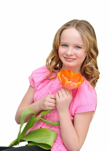 Genç kız beyaz blous ve saçında güzel çiçekler. — Stok fotoğraf