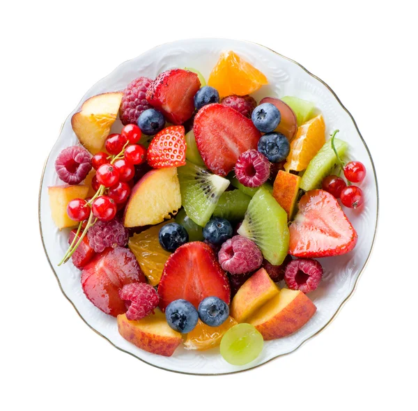 Fruchtcocktail mit frischen Beeren und Früchten auf weißem Teller.isoliert auf weißem Hintergrund. — Stockfoto