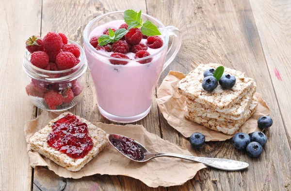 Comer saludablemente. Desayunar. Yogur y bayas Arándanos y frambuesas, rodajas con mermelada . —  Fotos de Stock