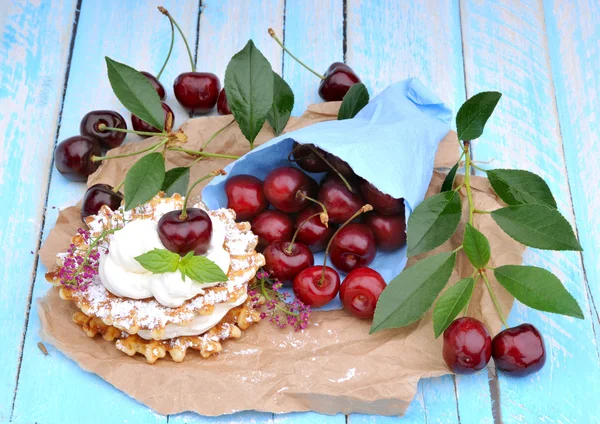 Sommar dessert våffla med grädde och sötkörsbär — Stockfoto