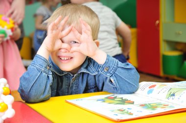 Küçük bir çocuk kitabı arıyorum. Eğitim kavramı.