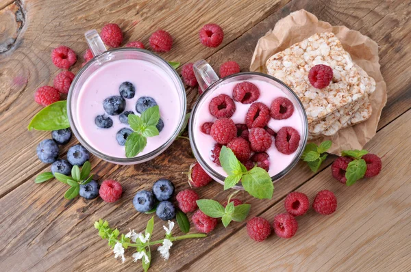 Petit déjeuner. Yogourt aux baies myrtilles, framboises et tranches. . — Photo