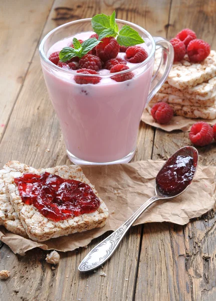 El desayuno. Yogur con frambuesas, rodajas con jamón. Alimentación saludable . —  Fotos de Stock