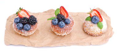 Yaban mersini, böğürtlen ve çilek dilim ile üç kek.